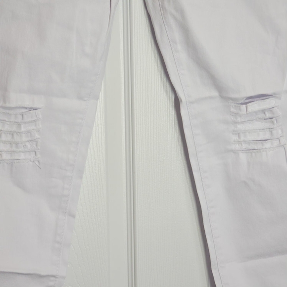 32x28 White Distressed Jeans - Picture 2 of 6